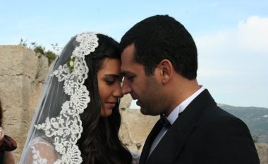 Kjo është e dashura seksi e aktorit turk të njohur në Kosovë si ‘Demiri’ (Foto)