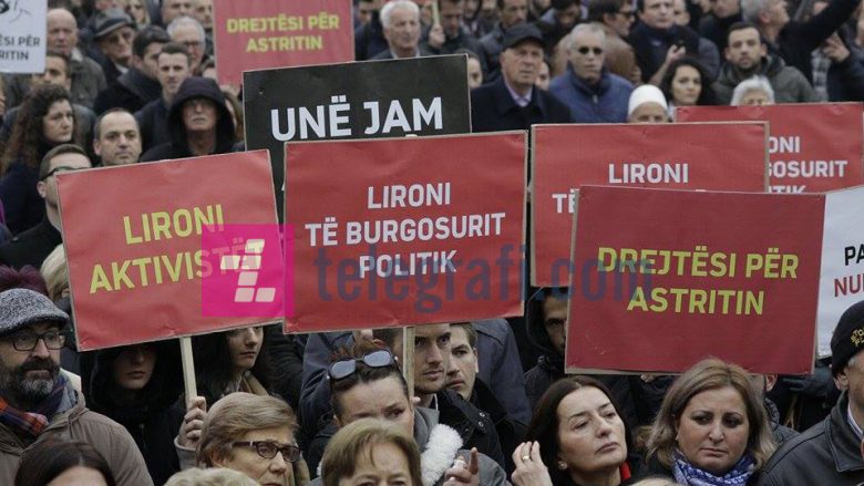 Prishtinasit kërkojnë drejtësi, protesta ndërpritet në minutën e 26, aq vite sa kishte Astriti  (Foto)