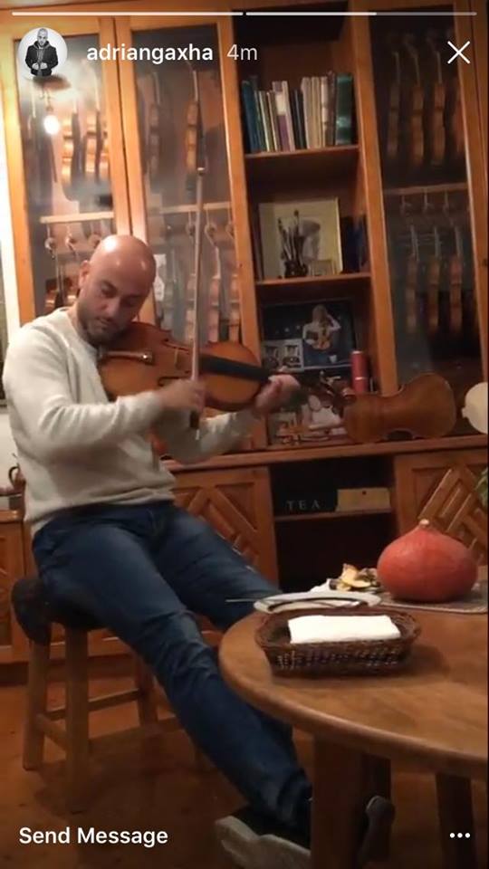 Driton Gaxha, vëllau i këngëtarit Adrian Gaxha duke ekzekutuar në violinë. Foto nga Instagram Story.