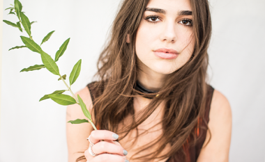 Dua Lipa për revistën njujorkeze zbulon se çka ka punuar para se të bëhet e famshme? (Foto)