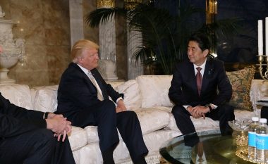 Presidenti i zgjedhur takon kryeministrin japonez – bie në sy prezenca e vajzës dhe dhëndrit të Trump! (Foto/Video)