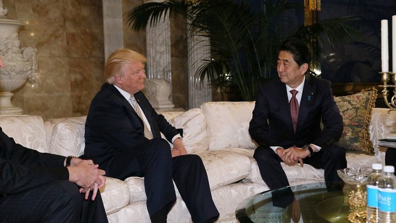 Presidenti i zgjedhur takon kryeministrin japonez – bie në sy prezenca e vajzës dhe dhëndrit të Trump! (Foto/Video)