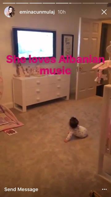 "Ajo e don muzikën shqiptare", thotë Emina për vajzën e saj. Foto nga Instagram Story.