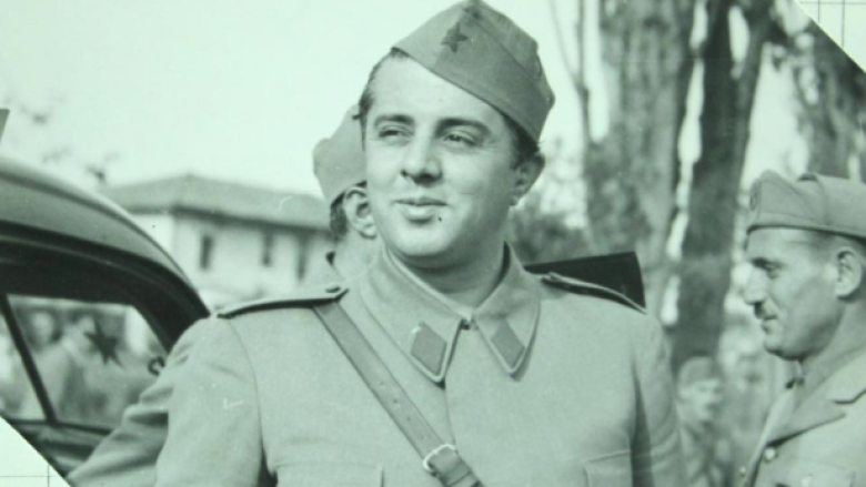 Enver Hoxha detyroi ushtarët italianë të punojnë arat e fshatarëve (Video)