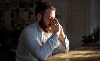 Nga humbja e interesit për seks e deri te vetëmjekimi me alkool – shenjat që tregojnë se mashkulli është në depresion