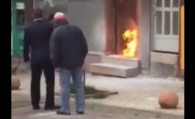 Momenti kur qytetarët shpëtojnë punëtorin që po digjej brenda dyqanit në Rahovec (Video)