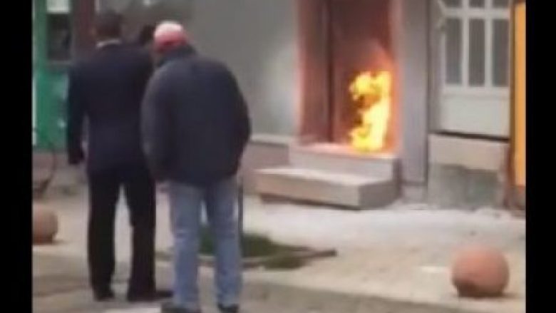 Momenti kur qytetarët shpëtojnë punëtorin që po digjej brenda dyqanit në Rahovec (Video)