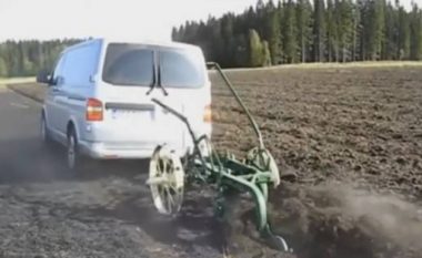 Ky bujk nuk ka nevojë për traktor, shihni si e livron arën ai (Video)