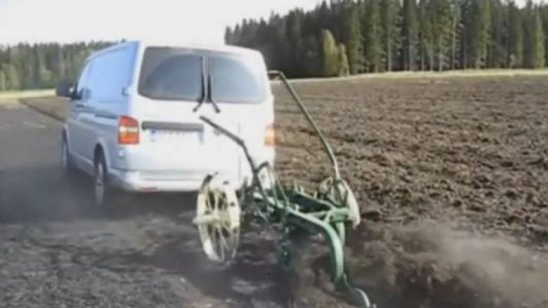 Ky bujk nuk ka nevojë për traktor, shihni si e livron arën ai (Video)