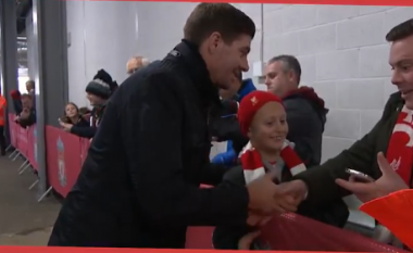 Gerrard arrin në Anfield pas pensionimit, pritet nga shumë tifozë (Video)