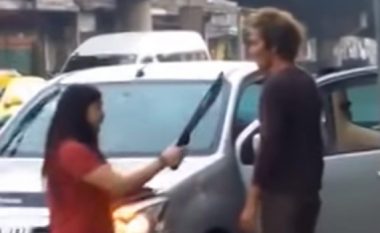 Gruaja e sulmon me hanxhar burrin që e gjeti të dehur (Video)