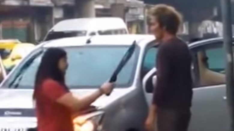 Gruaja e sulmon me hanxhar burrin që e gjeti të dehur (Video)