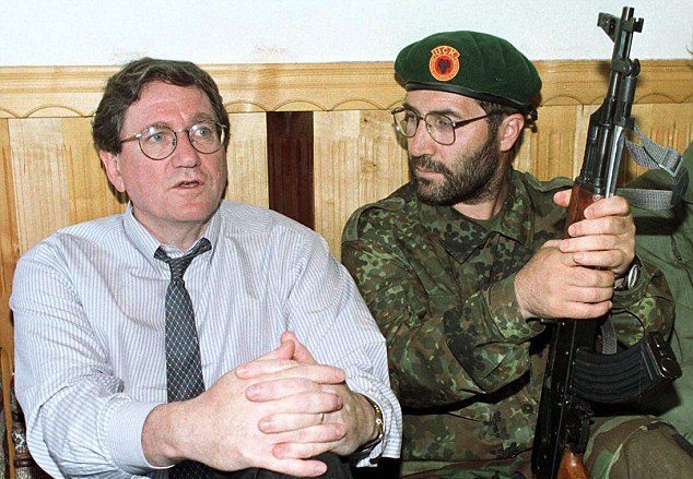 Christopher Hilli rrëfen momente të luftës në Kosovë dhe çfarë i tha Milosheviqi pas takimit me UÇK-në (Foto/Video)