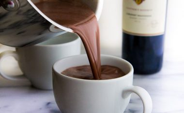 Njihuni me ‘drogën’ tuaj të re: Çokollatë e ngrohtë me qumësht dhe me verë të kuqe
