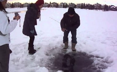 iPhone bie në liqenin e ngrirë, gjendet pas një viti dhe punon sërish (Foto)