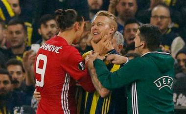 Rrezikon dënimin, Ibrahimovic kap për fyti lojtarin e Fenerbahces (Video)