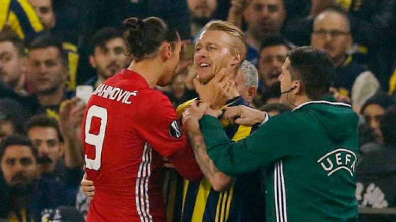 Rrezikon dënimin, Ibrahimovic kap për fyti lojtarin e Fenerbahces (Video)