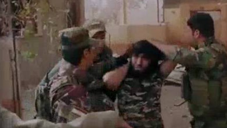 ISIS-it po i vjen fundi? Pamja e këtij xhihadisti e dëshmon këtë! (Video)