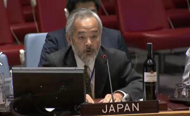 Ambasadori japonez e shijon verën e Kosovës derisa flet në mbledhjen e OKB-së