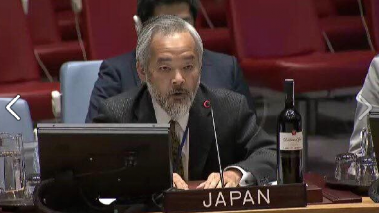 Ambasadori japonez e shijon verën e Kosovës derisa flet në mbledhjen e OKB-së