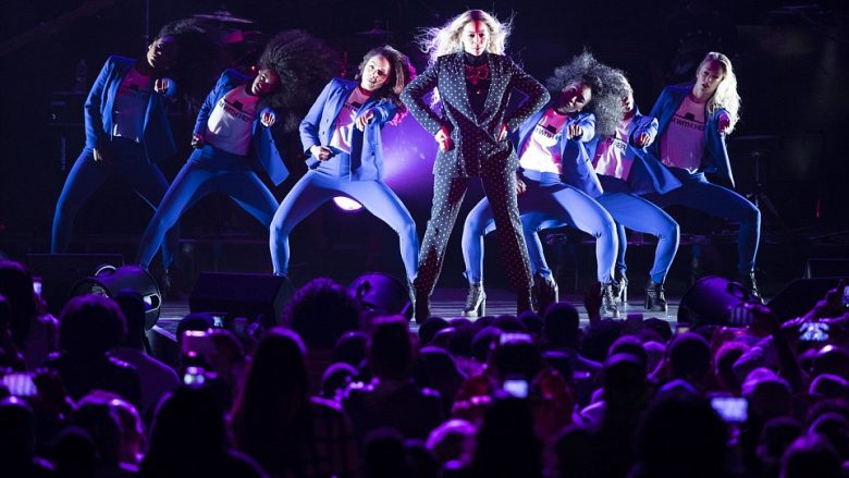 Valltaret e Beyonces bartën pantallonat që zakonisht i bart Hillary në përkrahje të saj. Foto: Twitter