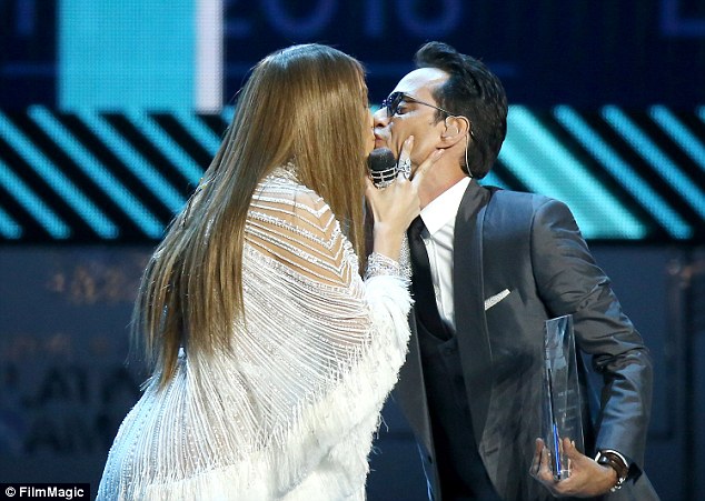 Puthja mes Anthony dhe J.Lo në skenë