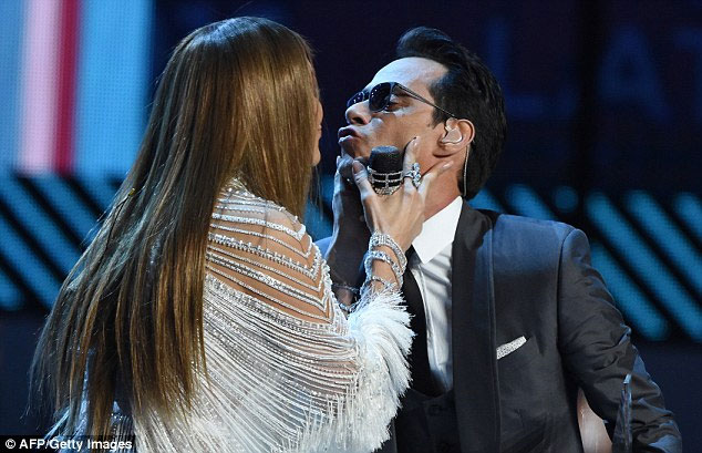 Marc Anthony dhe J. Lo u puthën në skenë