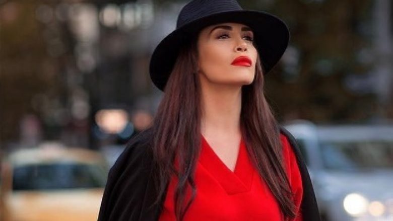 Jonida Maliqi shfaqet plot stil në të kuqe (Foto)
