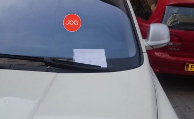 Nervozohet me shoferin në Tiranë, ia lë këtë shënimi ironik në xham (Foto)