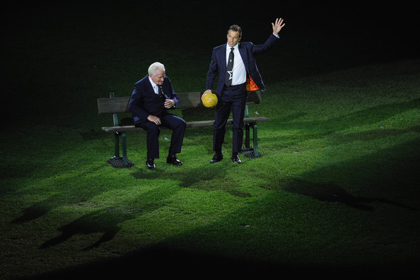 Boniperti dhe Del Piero gjatë inagurimit të Juventus Stadium të ulur në stol 