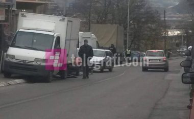 Serbët zbrazin kamionin me mall kontrabandë, policët e Kosovës shikojnë si spektatorë