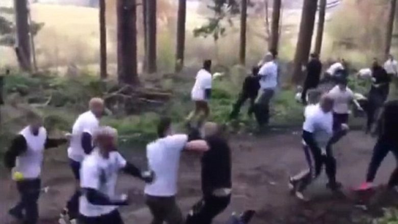 Rrahje brutale në mes të dy grupeve të ultrasve francezë ndaj atyre holandez të Feyenoordit (Foto/Video)