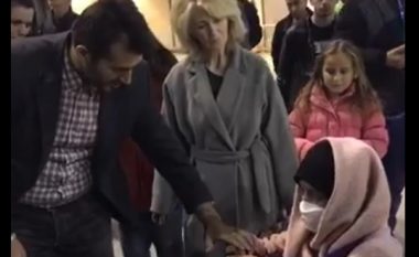 Kthehet e shëruar Liridona Gajtani, mirëpritet nga familjarët dhe Labi në aeroport (Video)