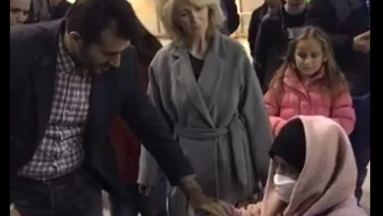 Kthehet e shëruar Liridona Gajtani, mirëpritet nga familjarët dhe Labi në aeroport (Video)