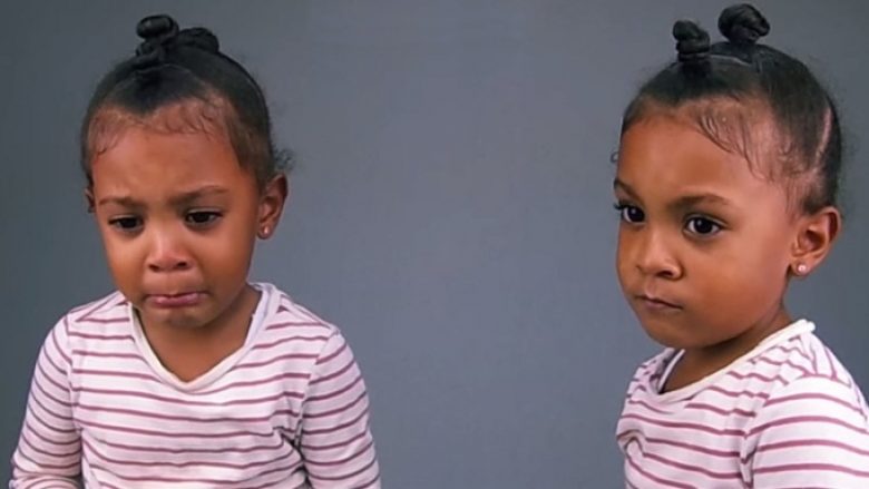 Momenti kur binjakja zemërohet sepse e kupton që është një minutë më e vogël se e motra (Video)