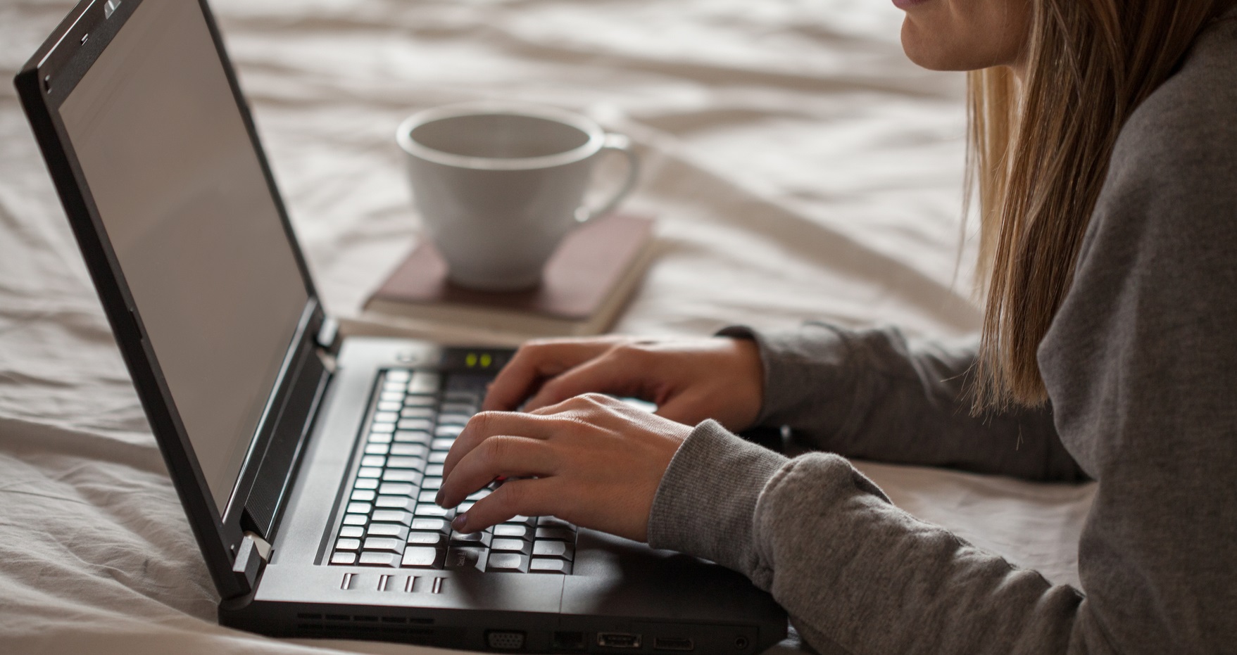 laptop-and-coffee-in-bed