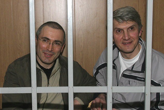 Platon Lebedev (djathtas) është dënuar me 11 vjet burg