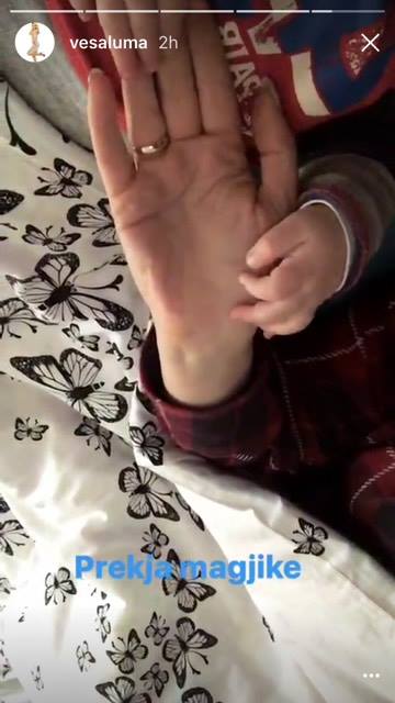 Liani duke prekur dorën e mamasë së tij, Vesës. Foto nga Instagram Story