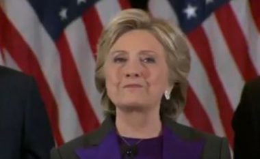 Emocionohet Hillary Clinton, shpërthen në lot (Video)