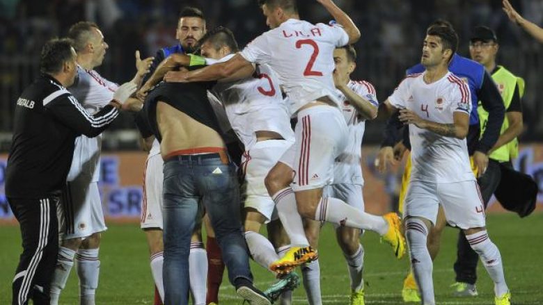 Ndeshja Serbi-Shqipëri, në mesin e tetë ndeshjeve më të nxehta të futbollit në botë (Video)