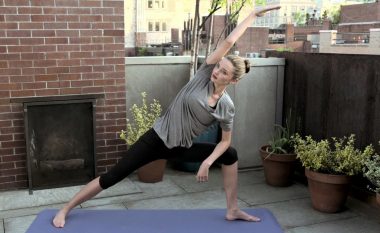 Ushtroni jogën me Miranda Kerrin (Video)