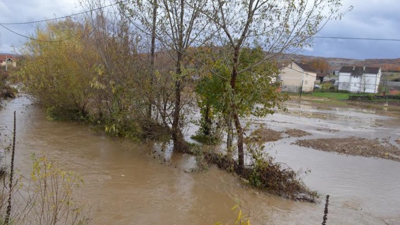 Rritet niveli i ujit në lumin Mirusha, rrezik për përmbytje të vendbanimeve përgjatë lumit (Foto)