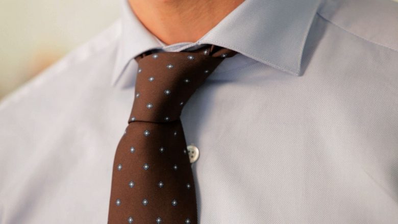 Si ta lidhni kravatën në formën e njohur ‘gjysmë Windsor’ (Video)