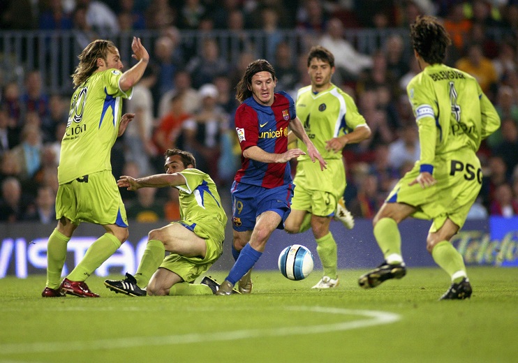 BARCELONA, SPAIN - APRIL 18: Lionel Messi of Barcelona runs through Getafe players to score during the match between FC Barcelona and Getafe, of Copa del Rey, on April 18, 2007, played at the Camp Nou stadium in Barcelona, Spain. (Photo by Bagu Blanco/Getty Images).