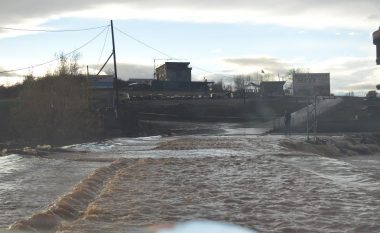 Uji mbulon urën, bllokohet rruga Mirushë-Gurbardh (Foto)