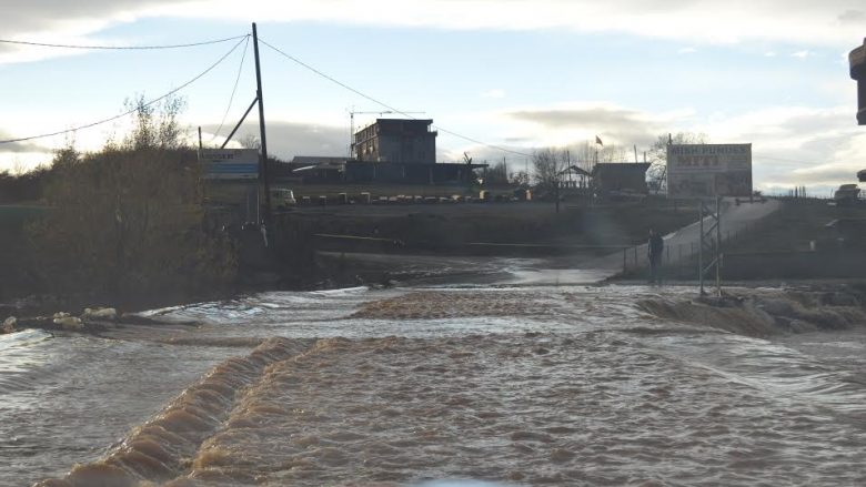 Uji mbulon urën, bllokohet rruga Mirushë-Gurbardh (Foto)