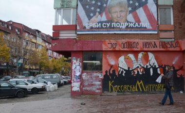 Trump “pushton” me posterë veriun e Mitrovicës, në to përqeshen Thaçi e Rama (Video)