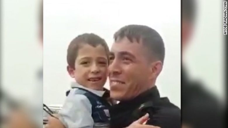 Moment prekës: Togeri irakian pas dy vitesh takon familjen e tij mes refugjatëve (Foto)