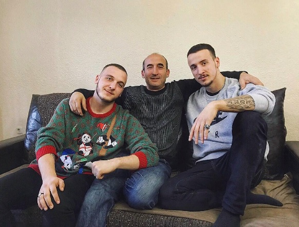 Mozzik dhe Getinjo me babanë e tyre. Ngjajshmëria mes Mozzik dhe babait të tij vërehet dukshëm. Foto nga Instagram.