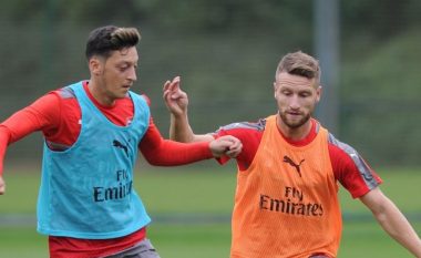 Mustafi ‘ngrit’ në qiell Ozilin